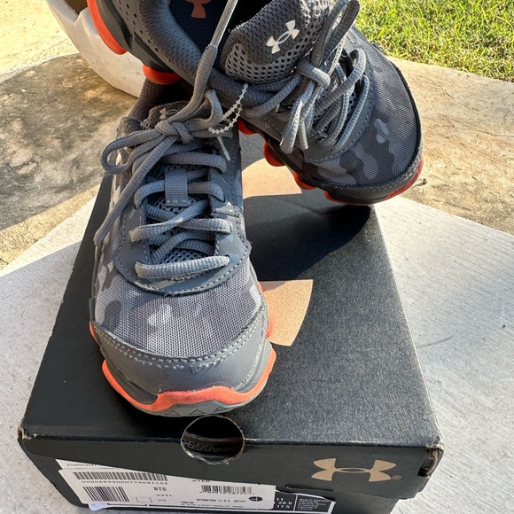 Under Armour Boys- Spine Disrupt - 11.5- Excellent Condition! - Picture 2 of 3